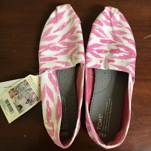 Brand NWT Toms size 9.5 (women’s)